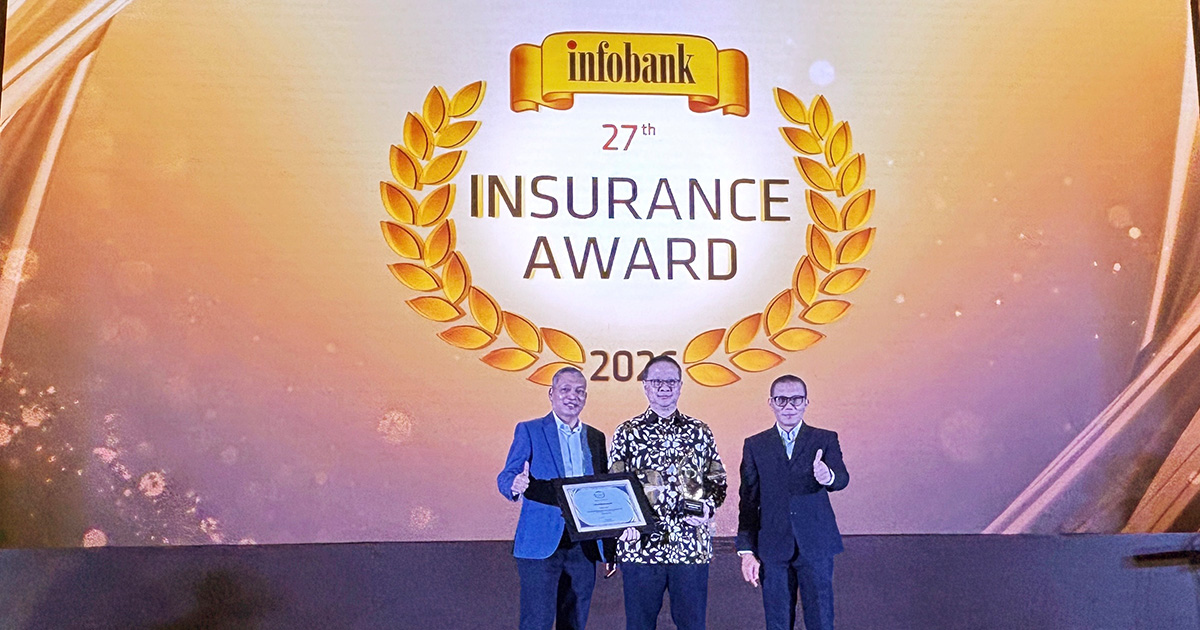 Edwin Prayitno, Direktur Keuangan Panin Dai-ichi Life menerima penghargaan Infobank Insurance Award 2026 di Jakarta.